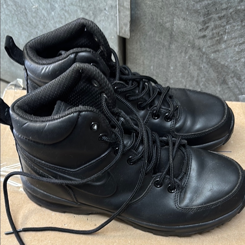 Nike Black Ankle-Height Boots with Lace-Up Design